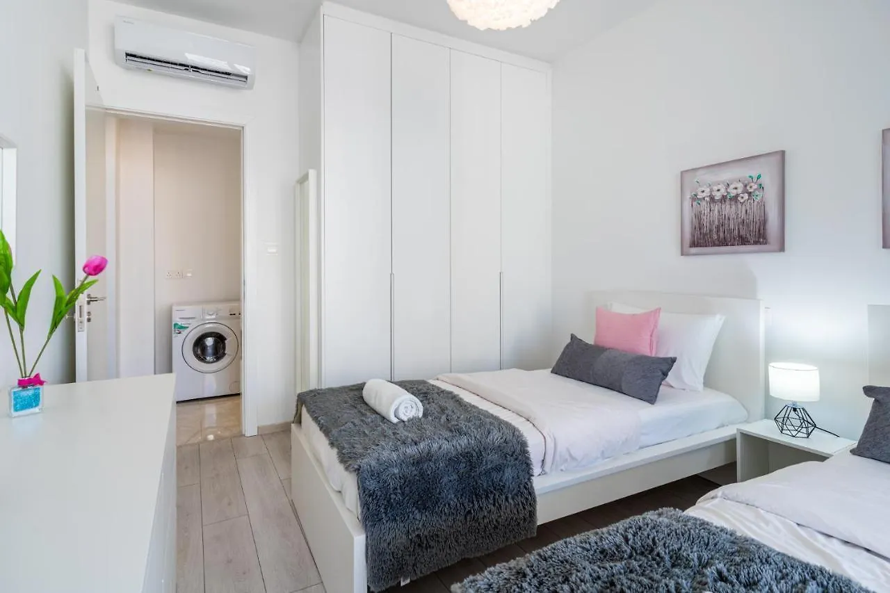 Aziza 1- Bedroom Apartment In Larnaca