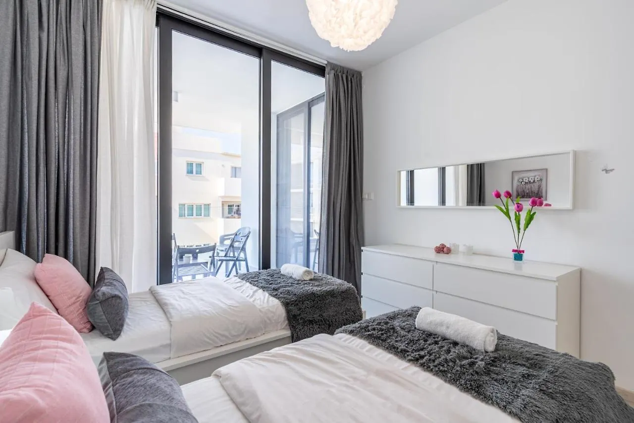Aziza 1- Bedroom Apartment In Larnaca