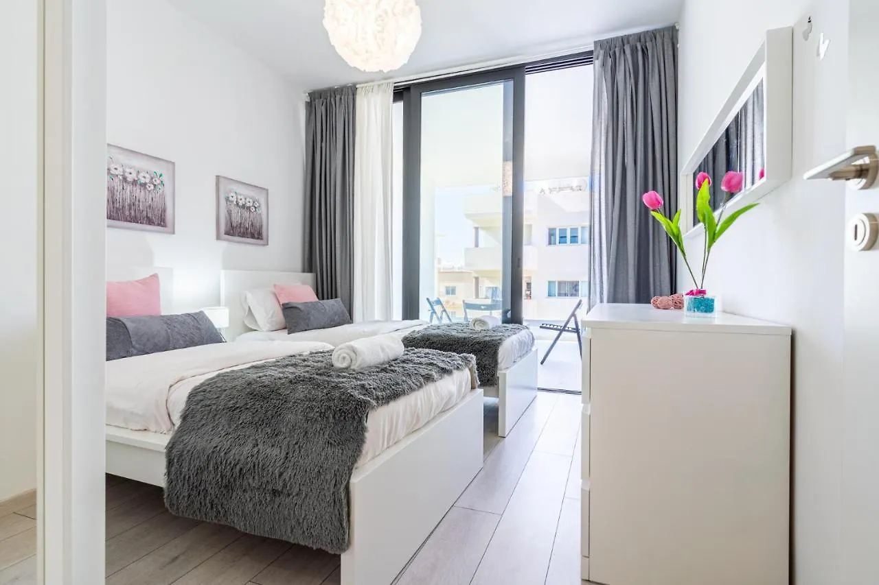 Aziza 1- Bedroom Apartment In Larnaca