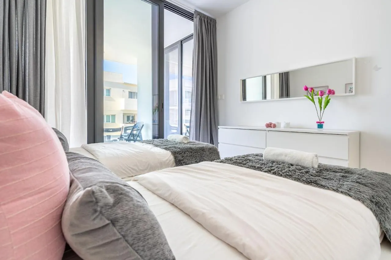 Aziza 1- Bedroom Apartment In Larnaca